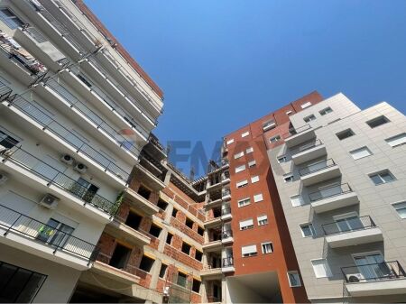 Shitet apartament 2+1 + Verandë Xhamlliku