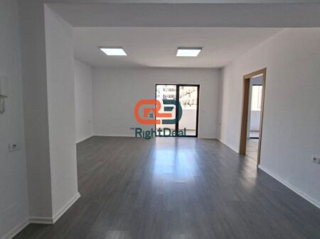 Prane Rrethrrotullimit Te 5 Majit, Jepet Me Qira Apartament 1+1, Ideal Per Zyra Apo Klinika !!!