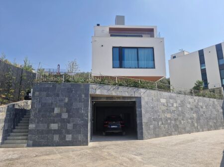 3-Storey Villa with Pool and Yard at Dry Lake, near Radisson