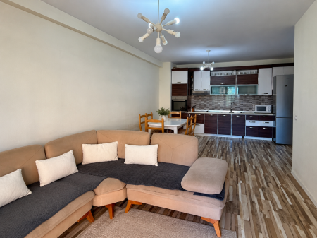Apartament 2+1+2 per shitje tek komuna e parisit