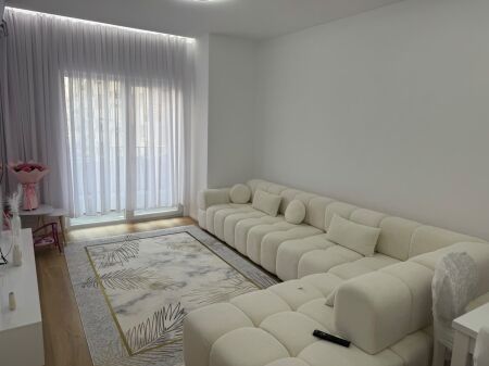 🏡 Apartment 1+1 for rent – Aura Complex  📍 Aura Complex 🏢 Floor: 2 🛋️ Furnished: Yes, furnished 💰 Price: 65,000 Lek/month  The apartment is an ideal choice for a couple or a person looking for a comfortable, furnished, and suitable living environment.  📞 For more information or for a visit, contact us!