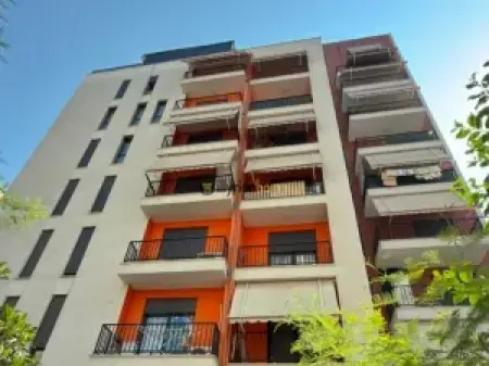 JEPET ME QIRA AMBIENT MODERN ME FASADË XHAMI – PARKU 21 DHJETORI