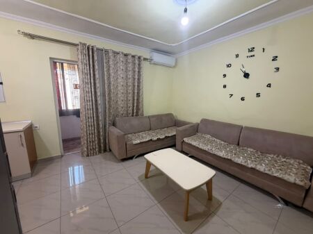 Ne zonen e Varrit te Bamit,,jepet me qera apartament 1+1, i mobiluar 40,000 Leke    