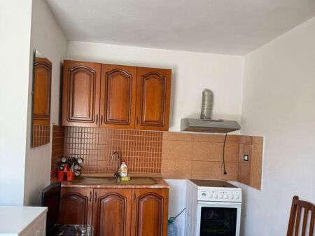 Studio apartment for rent valued at 250 thousand old lek, street between 5 May and the Electric Substation (Pal Hasi street) 