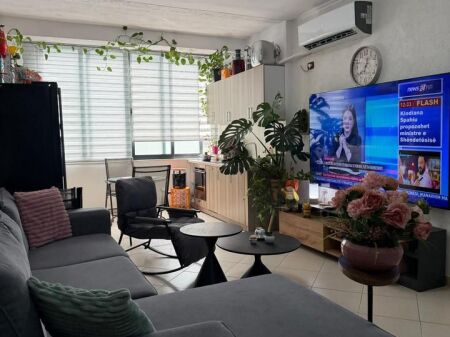 Shitet apartament 2+1 (i konvertuar nga 1+1) tek Fresku , Rruga Muhamet Deliu , prane Shkolles 17 Shkurti