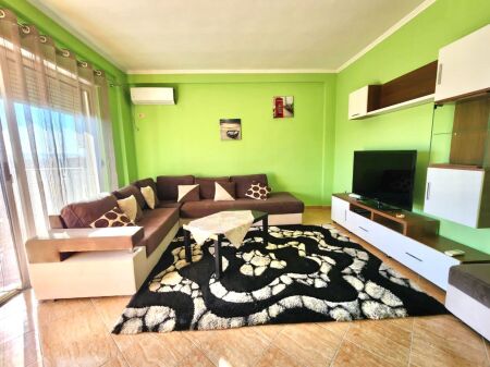 In Affitto: 2+1 + 1 Posto Auto (FRESK) 5° Piano, Edificio Nuovo - Arredato: Condizionatore, Cucina Grande & Tutto Nuovo || 45.000 Lekë/Mese