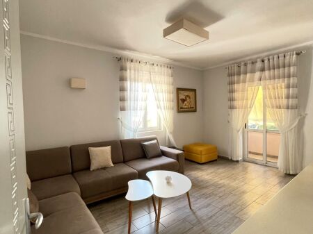 🏡 APARTAMENT 1+1 ME QIRA – BULEVARDI KRYESOR, DURRËS!
