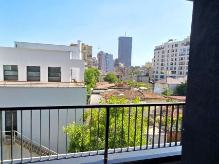 ZYRE 120,000 LEKE RRUGA E BARRIKADAVE