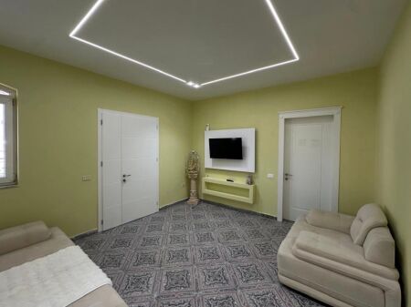 For rent entrance 2+1+Parking at Sheshi Shqiponja!