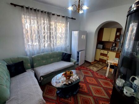 🏢Pak minuta larg Medresese,jepet me qera apartament 2+1 i mobiluar.50,000 Leke