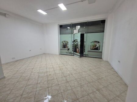 VENDESI COMMERCIALE IN VENDITA 55 M2 YZBERISHT 105.000 EURO FH-92559