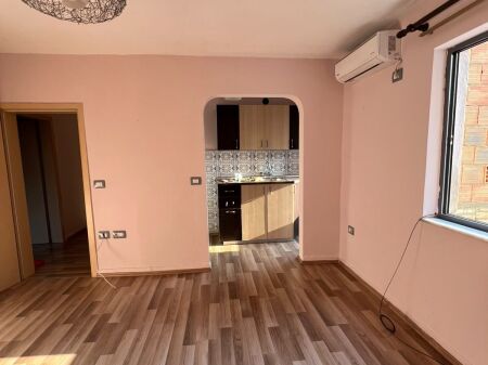 Shitet apartament 1+1 tek Gjimnazi Besnik Sykja , Vasil Shanto , Pallati me Shigjeta .