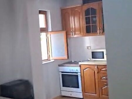 Apartament 3+1 i mobiluar, me qera ne rrugen mihal grameno