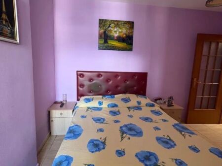 Jepet me qira apartament 1+1 te Rruga e Kavajës!