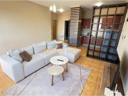 Shitet Apartament 1+1, Rruga e Barrikadave