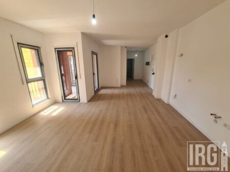 Shitet apartament 2+1 tek Shkolla e Kuqe , Pazari i Ri , Rruga e Dibres .
