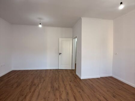 Shitet apartament 1+1 tek Shkolla e Kuqe
