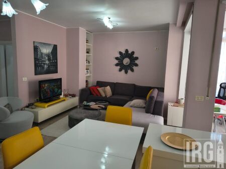 Shitet apartament 2+1+2+Verande tek Komuna e Parisit , prane Krital Center .