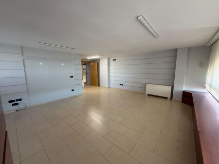 🏢 JEPET AMBIENT ME QIRA  📍 Rruga e Kavajed  💶 Çmimi: 6,000 € bruto/muaj  
