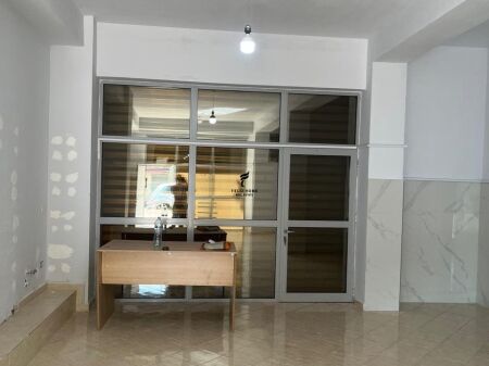 DYQAN ME QERA 65 M2 BLLOKU AMBASADAVE 50.000 LEKE FH-92739