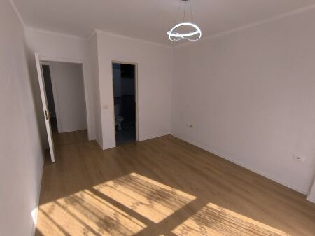 Shitet apartament 2+1+2 tek Fresku , prane Fastfood Mendi .