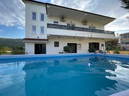 Baza Hostel Berat – Biznes & Pronë për Shitje – 24 Shtrat