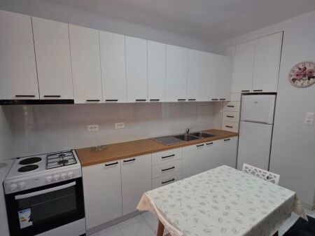 apartament me qira dy minuta nga Blloku