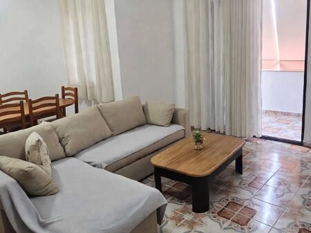 Apartament 1+1 me qira Rruga e Dibrës 550 mijë lekë