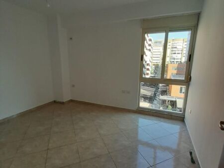 Jepet apartament 2+1 me qira (per zyre apo banim) tek Kompleksi Delijorgji , Rruga e Kavajes .