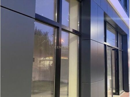 AMBIENT KOMERCIAL PER QIRA BULEVARDI I RI ,KOMPLEKSI NDREGJONI 2,000 € /Muaj