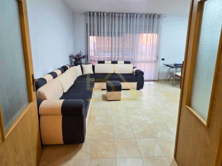 AFFITTASI APPARTAMENTO 1+1 – QUARTIERE 13, SPIAGGIA, DURRËS