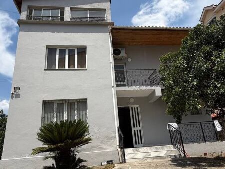 SHTEPI ME QERA 3+1+2 VENDE PARKIMI - AMERIKAN 2, PRANE MJEKSISE