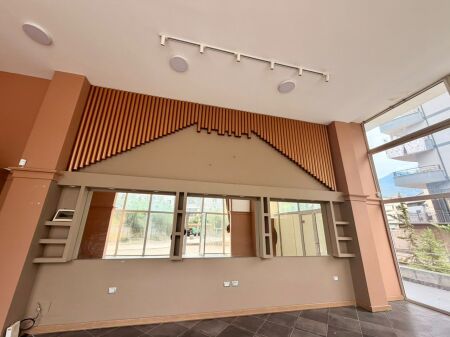 IN AFFITTO – UNITÀ COMMERCIALE SULLA STRADA FRESK 45.000 LEK