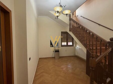 UFFICIO DUPLEX DI 125 M2 IN AFFITTO NEL VECCHIO BLOK 90.000 LEKE