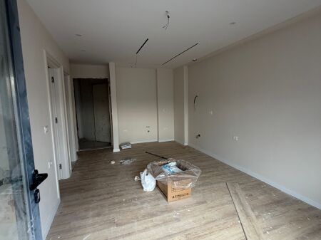 Shitet apartament 1+1  tek Ish Parku i Autobuzave cmimi 153 mln leke