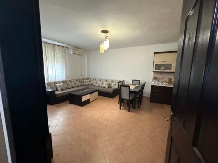 Jepet me qira apartament 2+1 pranë Spitalit Hygeia!