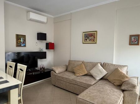 Apartament me qira 1+1 prane Rruges Kavajes