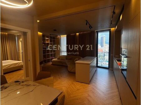 Për qira në Mine Peza Residence, ofrohet apartament modern tipologji 2+1+2, me sipërfaqe 104 m², i pozicionuar në katin e 8-të të rezidencës.