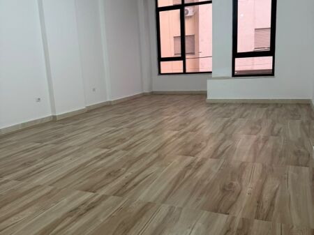 AMBIENT KOMERCIAL ME QIRA – DONIKA CENTER , MINE PEZA QENDER