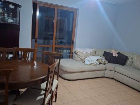 Apartament 3+1 per qira , Prane Shkolles "Osman Myderizi"