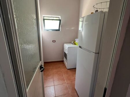 Shitet Shtëpi Private në Kënetë, pranë Karburant Eida