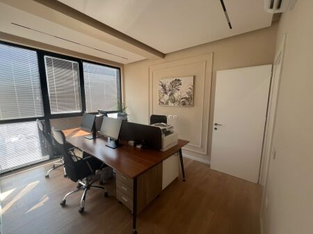 Golden Tower, jepet me qera ambient per zyra e mobiluar.