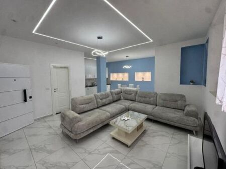 Ne fillim te rruges Siri Kodra,jepet me qera apartament,1+1,i mobiluar 60,000Leke
