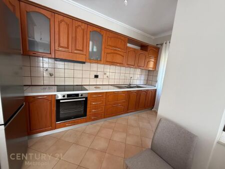 apartament 2+1+2 ndodhet në Qendrën Tregtare Kristal