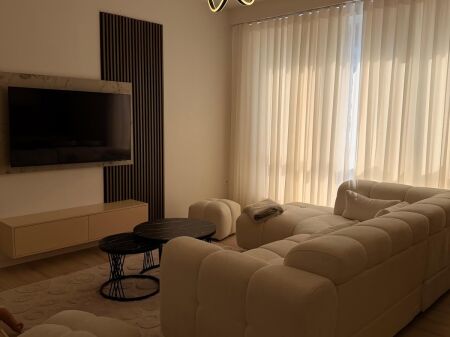 Bulevardi i Ri, jepet me qera apartament modern 1+1.
