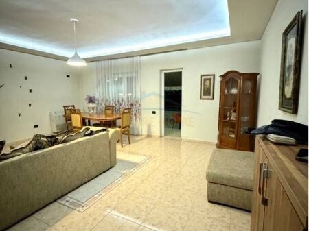 Qera, Apartament 2+1+Verandë, Pazari i Ri, Tiranë