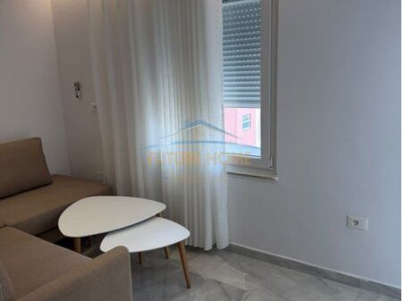 Disponojmë për qera apartament 1+1 në Rrugën Dritan Hoxha