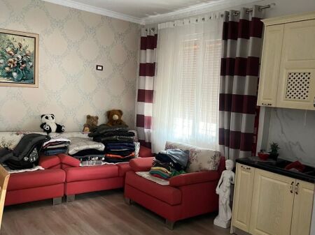 Allias  jepet me qera kati i I-re i nje vile,1+1,i mobiluar  50,000 Leke  