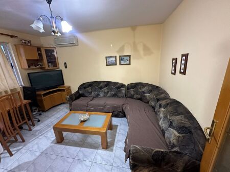 Prane Shkolles 9-vjecare Mihal Grameno, jepet me qera apartament 2+1,i mobiluar 60,000Leke