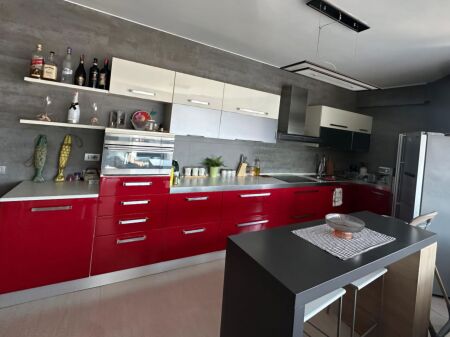 Jepet me qera apartament  2+1